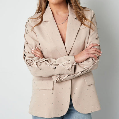 blzer-met-steentjes-en-veters-beige
